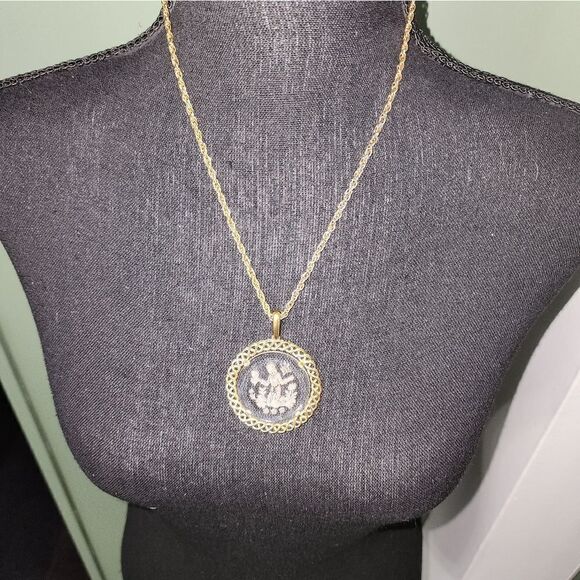 VTG. CROWN TRIFARI INTAGLIO VIRGO THE VIRGIN GOLD TONE TWISTED NECKLACE - Picture 6 of 10